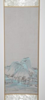 Kakemono em Seda de Cor Bege Claro Gravura Paisagens tons Cinza - Image 3